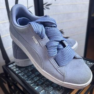 PreOwned Suede Cornflower Blue Sneakers Size 7C with Wide Laces